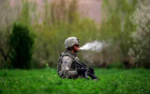 Soldado americano fumando durante una intervención